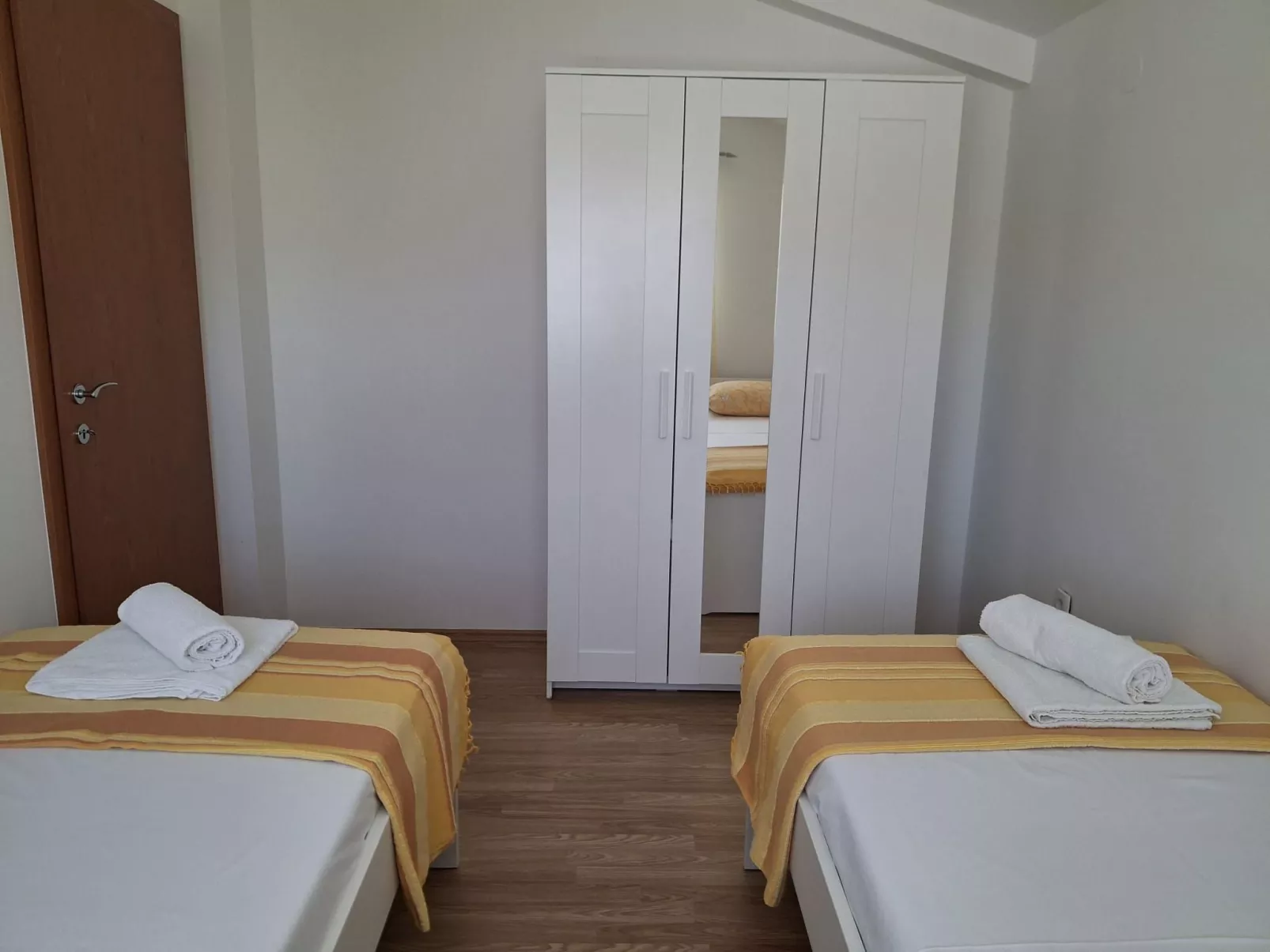 Mit Blick auf das Wasser-Dedans