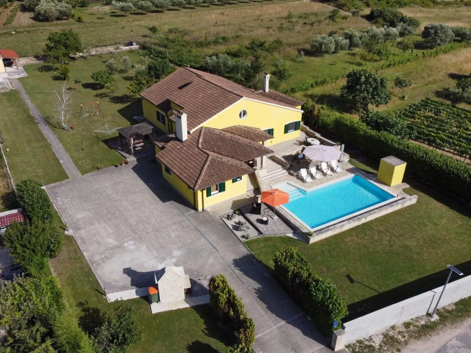 Villa für 10 Personen mit großem Garten - TA Leut-Draußen