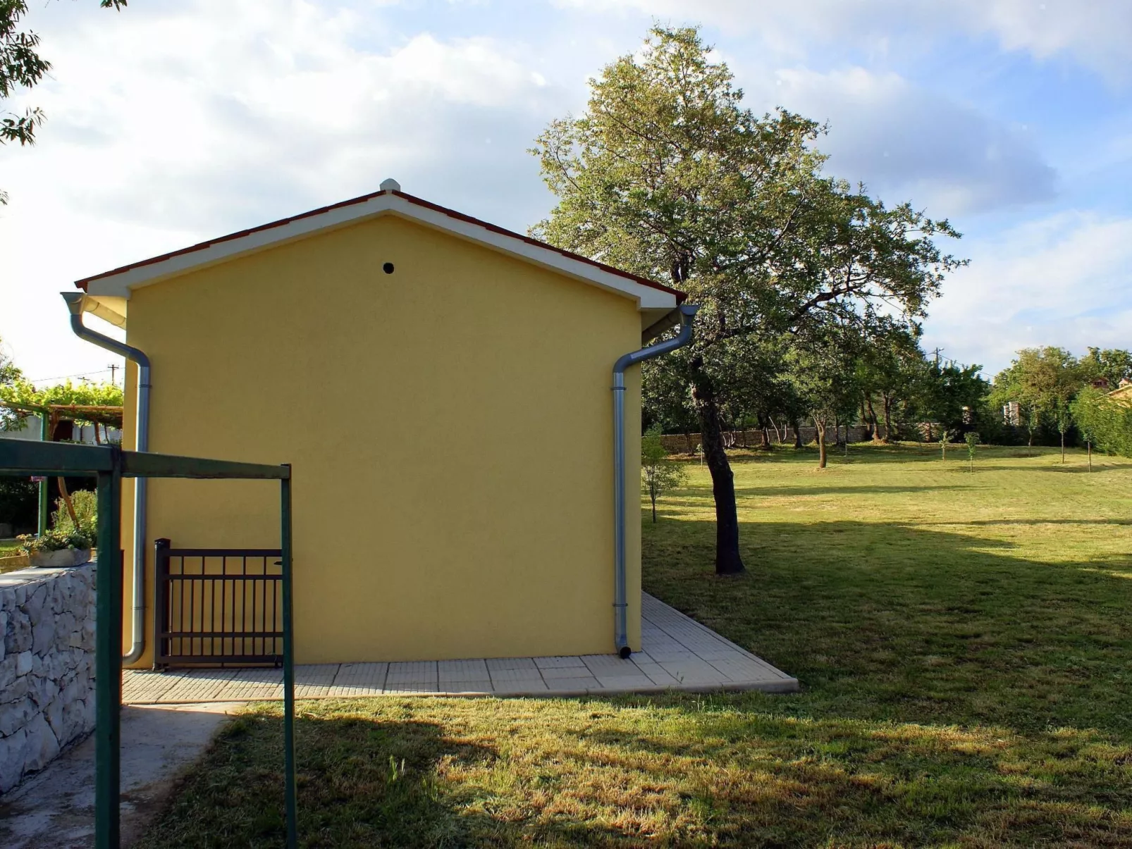 Charmantes Ferienhaus in Bartići mit Terrasse-Draußen
