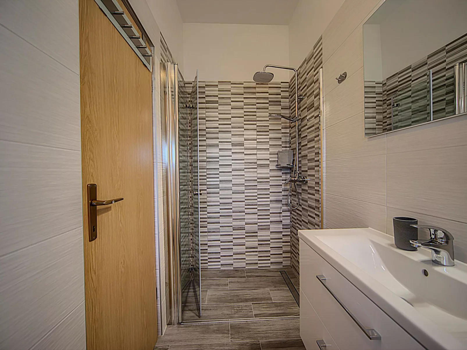 Villa mit Garten, Grill und Terrasse-Dedans