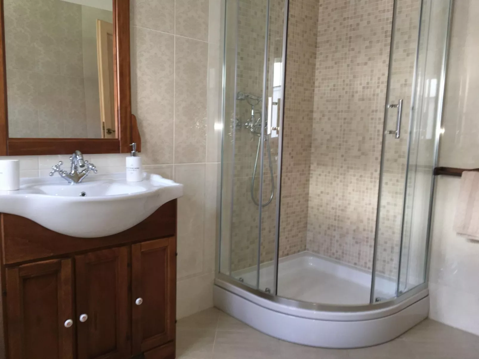 Gemütliche Wohnung in Stoja mit Möbliertem Balkon-Dedans