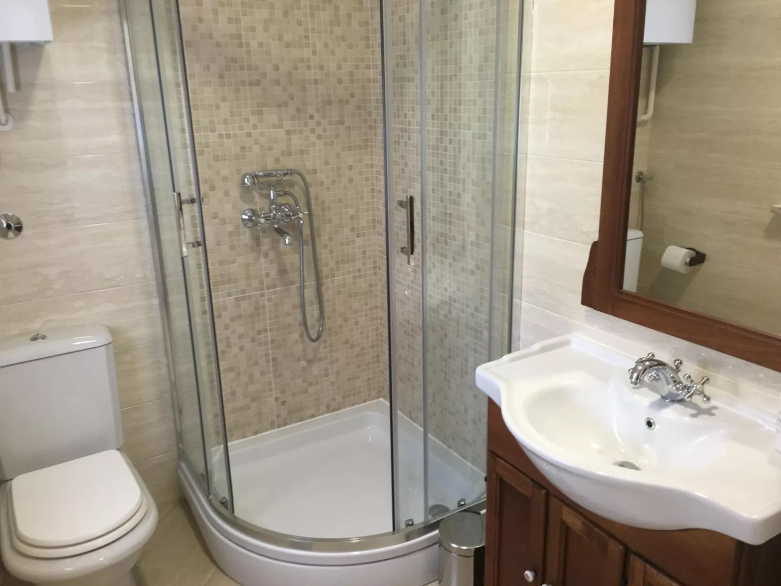 Appartement in Stoja mit Möbliertem Balkon-Dedans