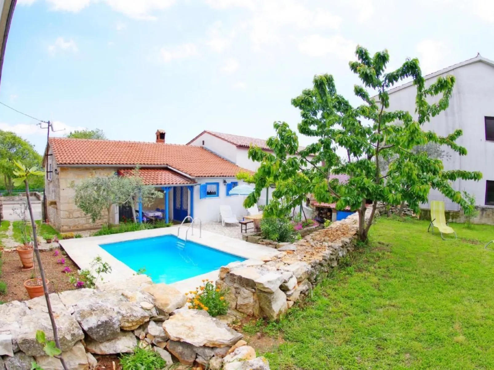 Mit privatem Schwimmbad-Dehors