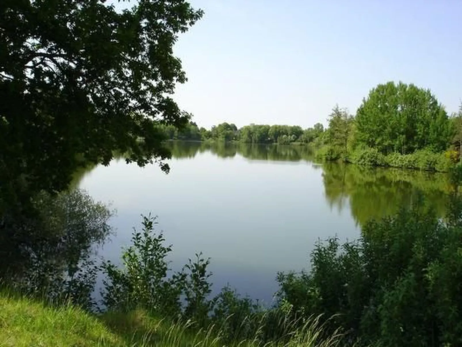 In Hage mit Garten, Terrasse und Grill-Draußen