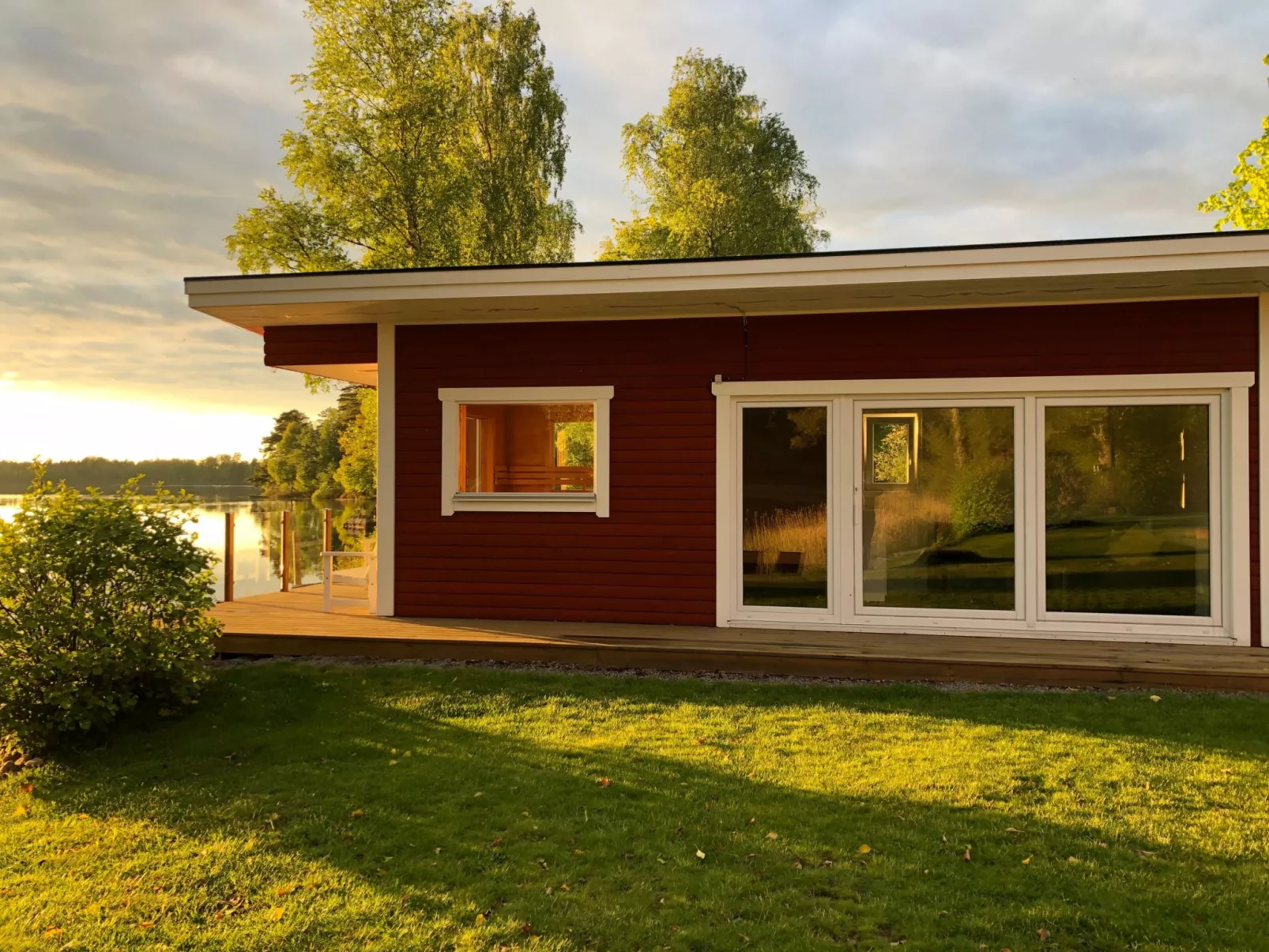 Mit Garten und Holzterrasse am See-Draußen