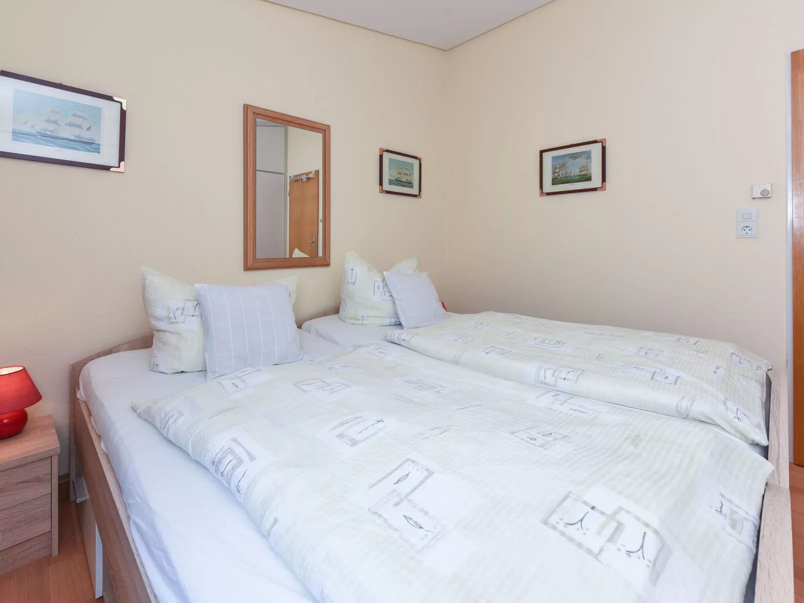 Strandnahes Ferienhaus mit Kinderspielplatz-Dedans