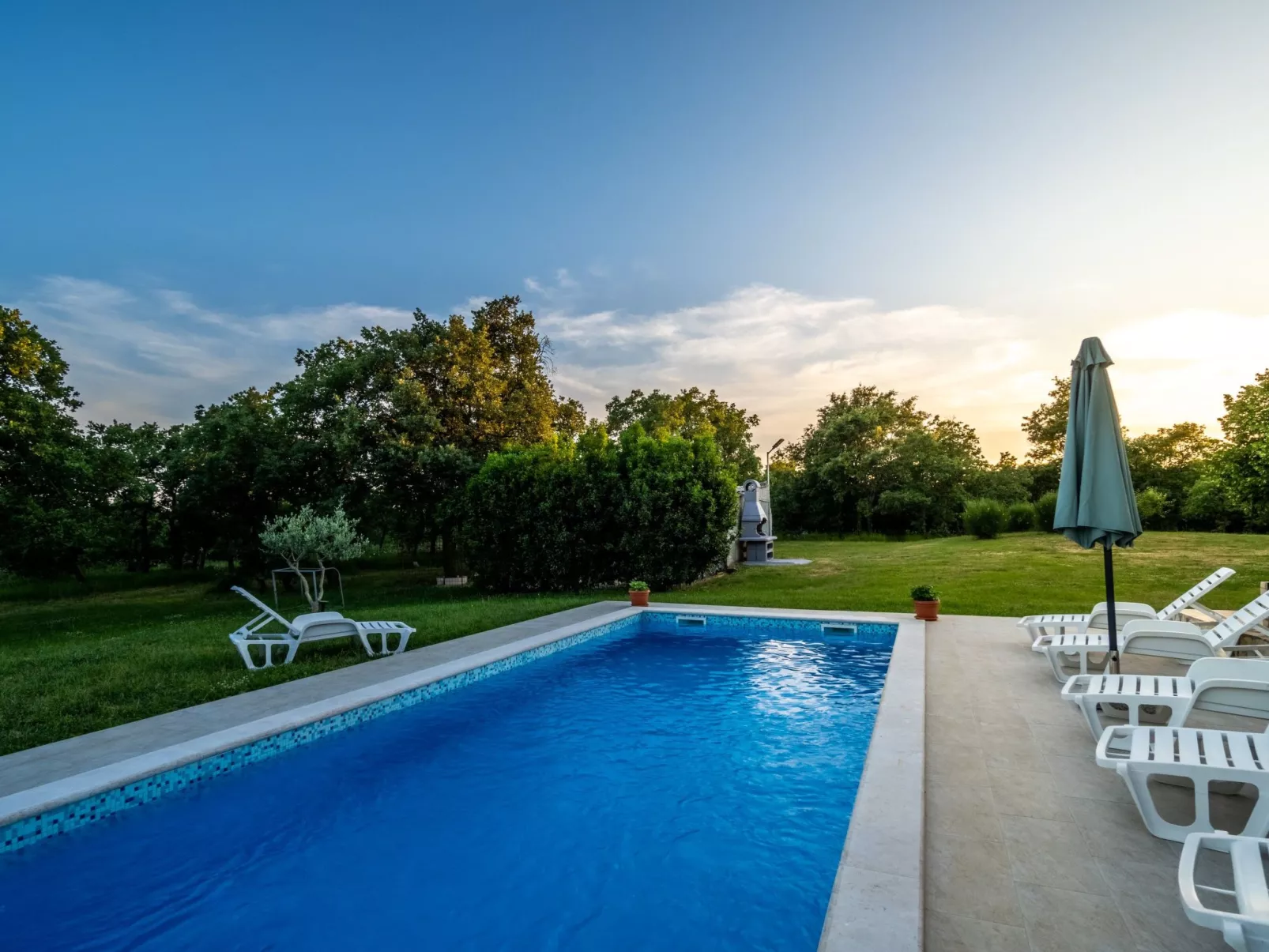 Schönes Haus mit großer grüner Umgebung, Pool-Draußen