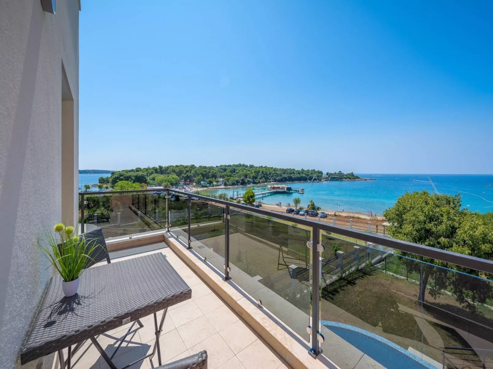 Cedar in Stoja mit großzügigem Garten-Outside