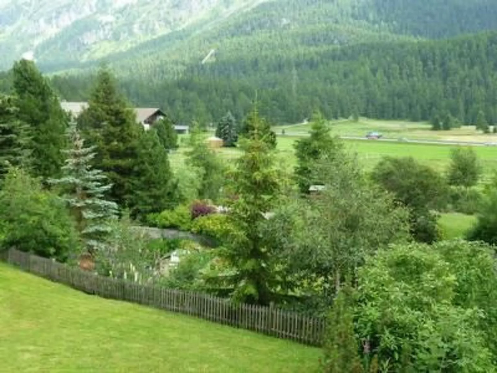 Chesa Cuntainta-Draußen