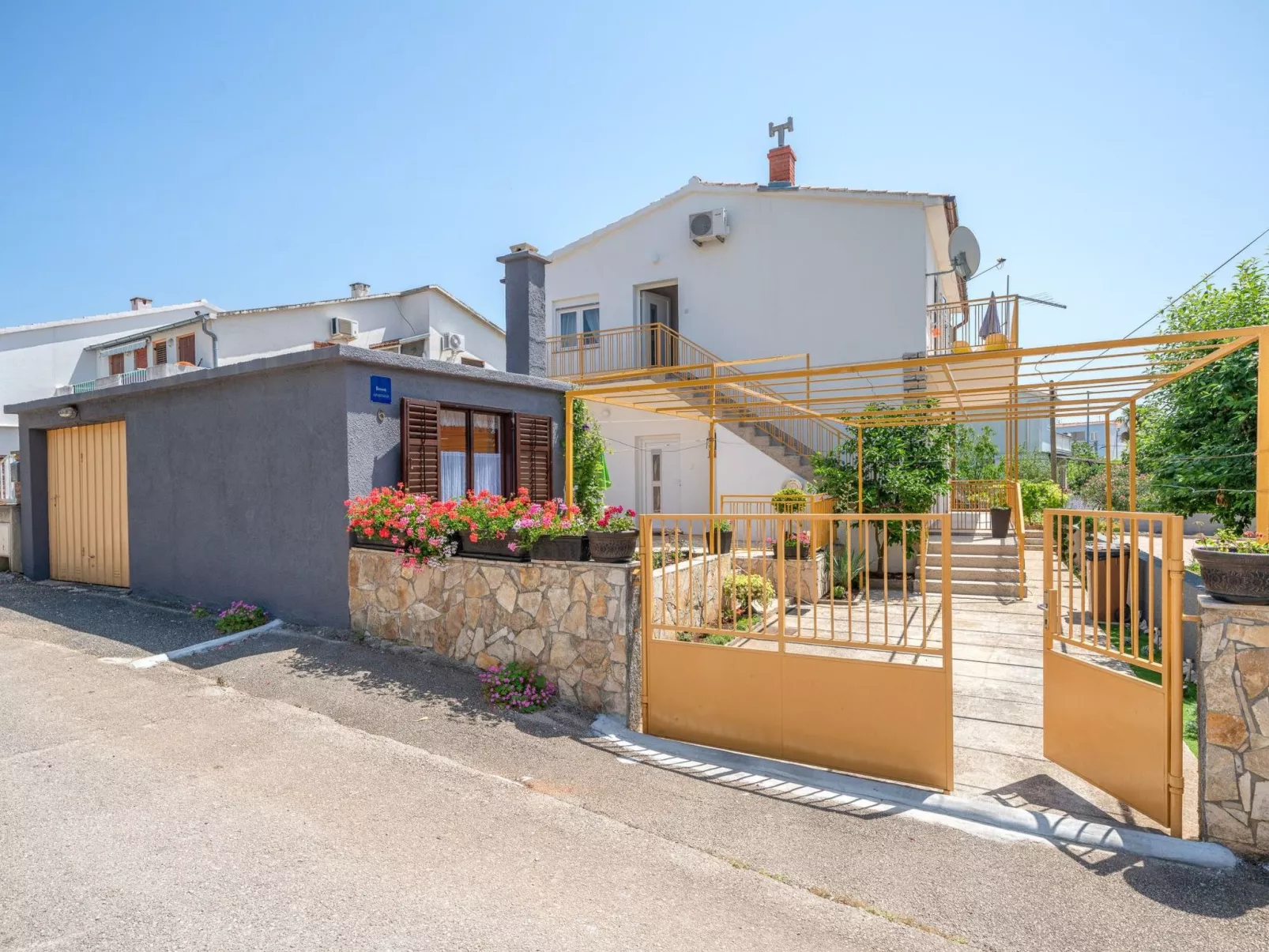 Große Ferienwohnung in Vodice mit Eigenem Balkon-Outside