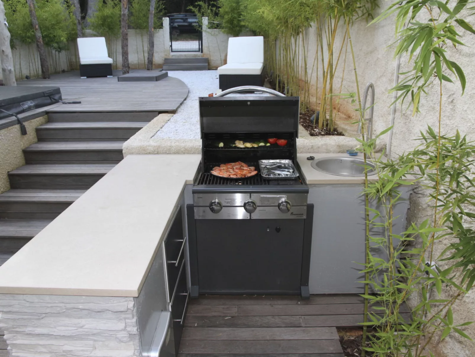 Stylisches Haus mit Dachterrasse, Bar und Hot Tub-Draußen