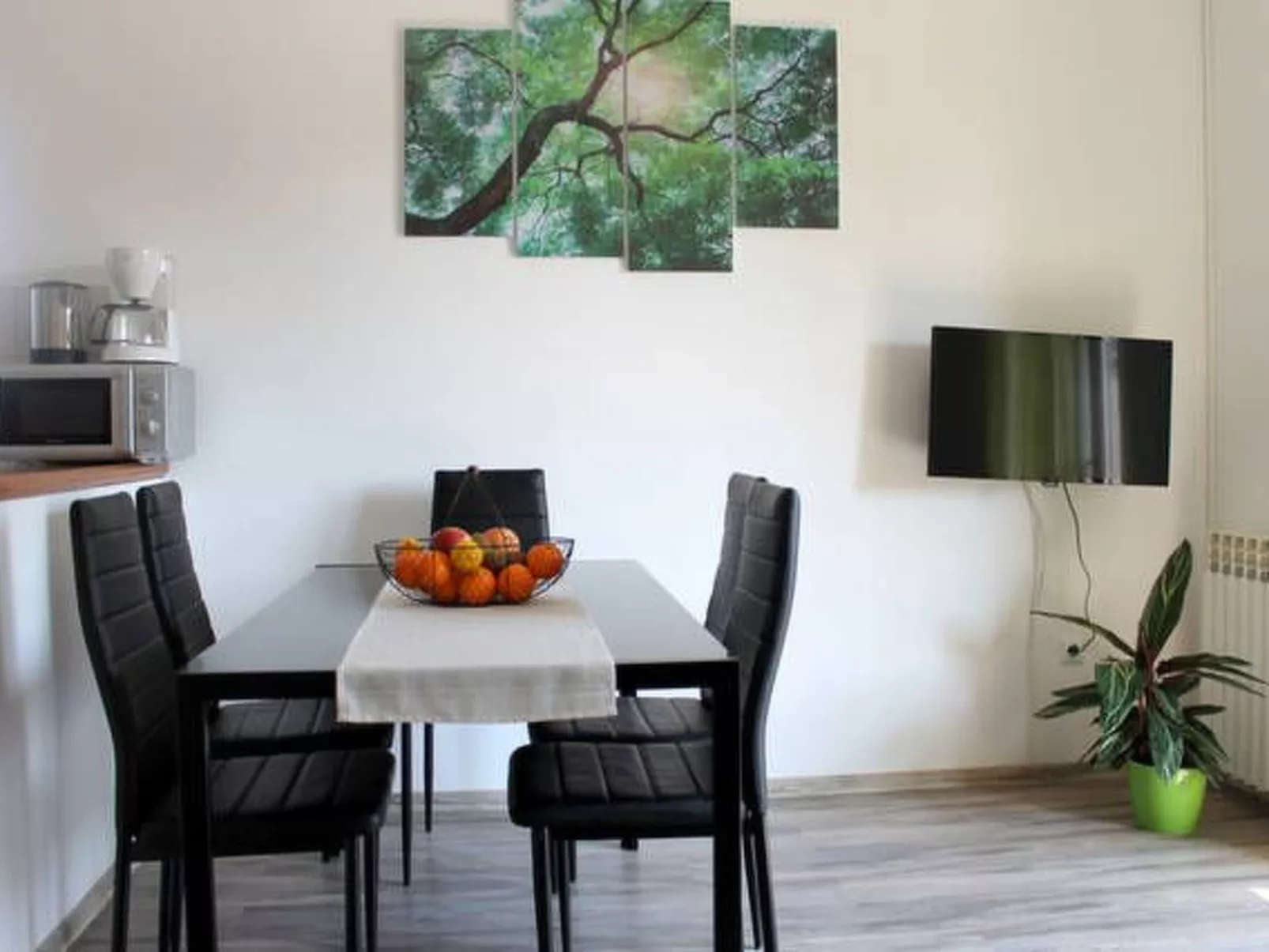 Mit Balkon für vier Personen-Inside