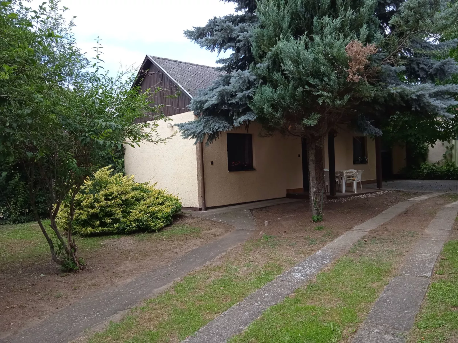 Kleines Ferienhaus in einer ruhigen Strasse-Dehors