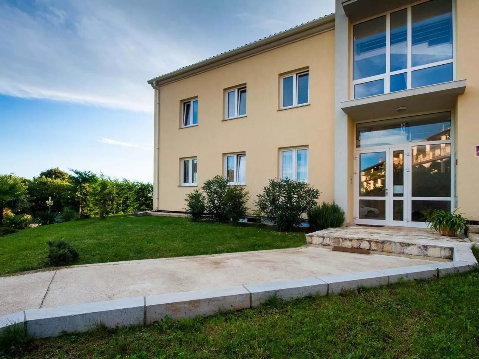 Mit privatem Garten und Terrasse-Draußen