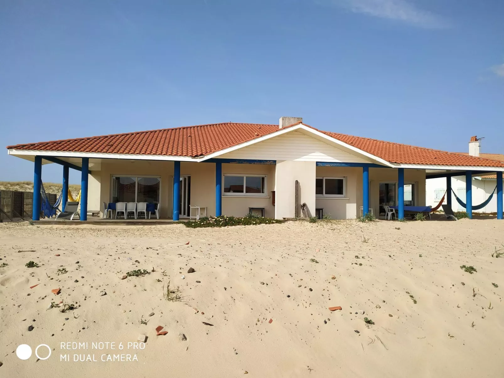 Haus am Meer, die Füße im Sand-Dehors