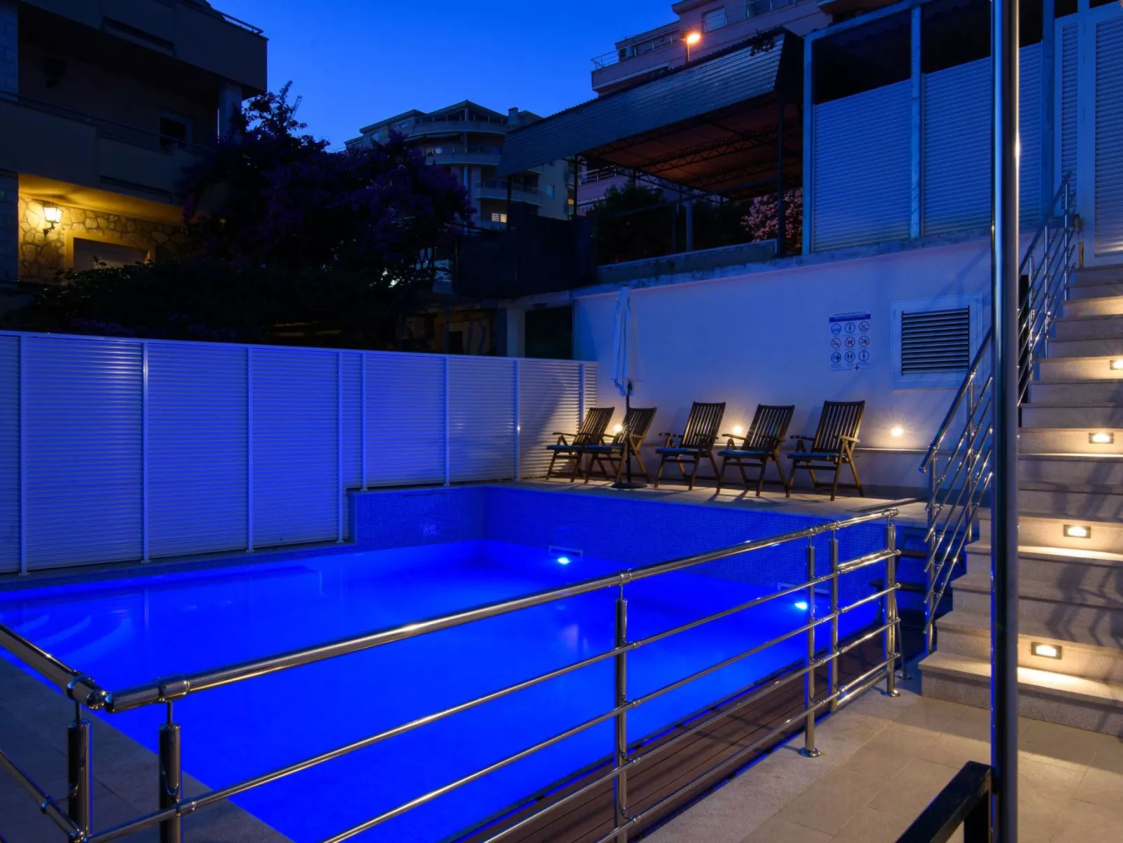 Für sechs Personen, mit einem Balkon-Draußen