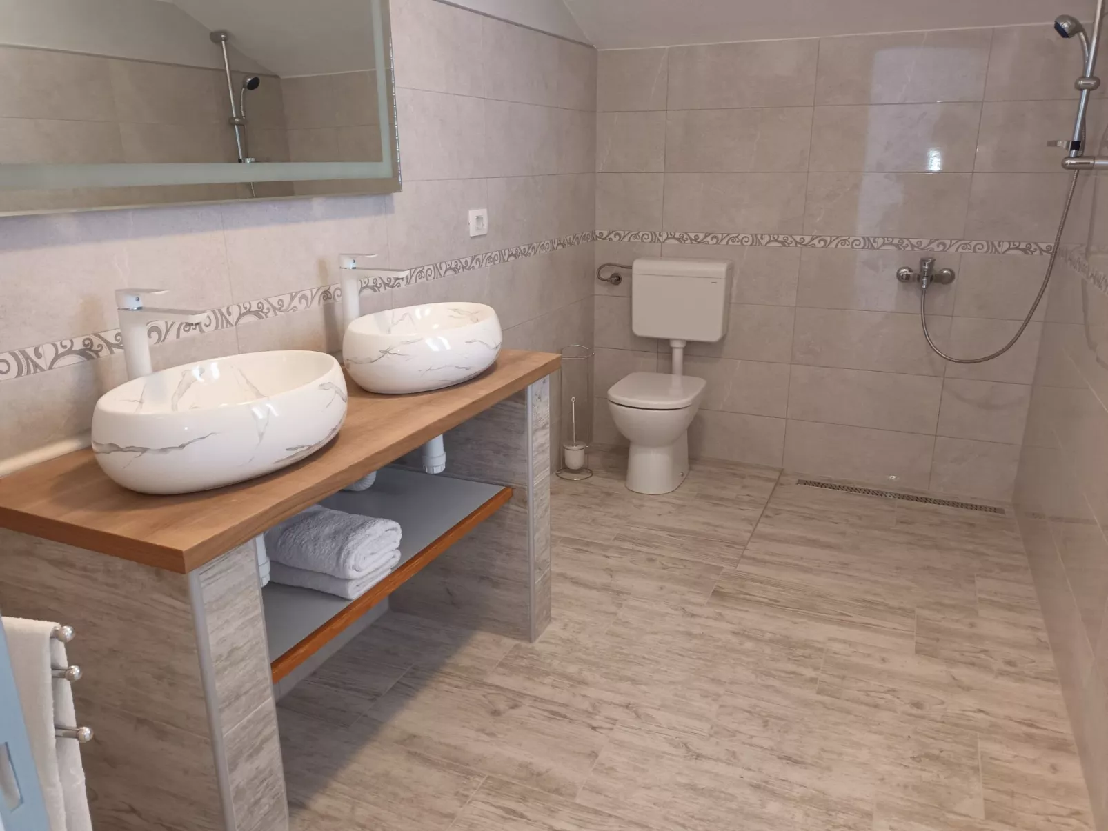 Gesamtes Ferienhaus in Sumartin mit Privatem Pool-Dedans