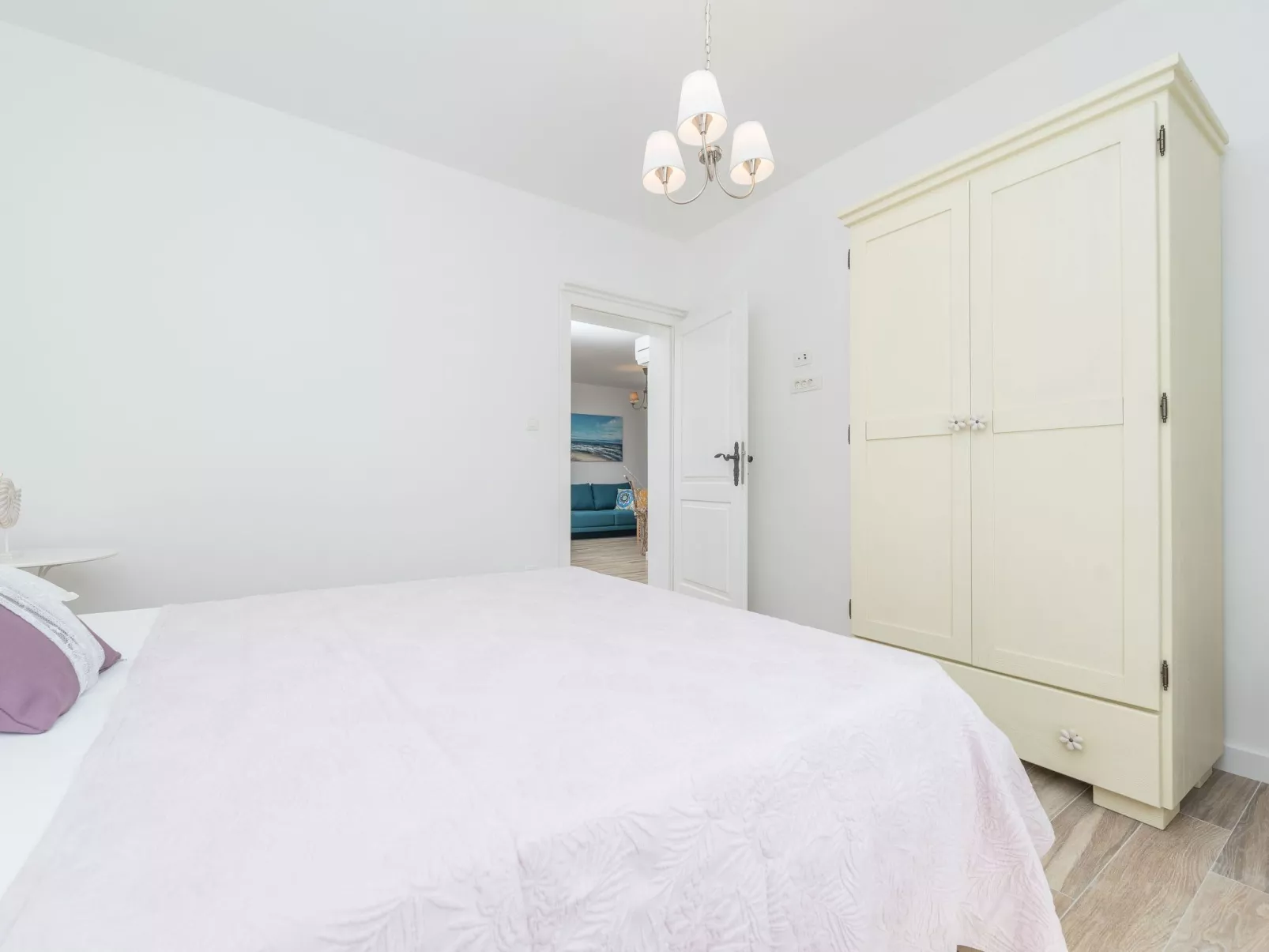 "Ena" mit Blick auf das Wasser-Drinnen