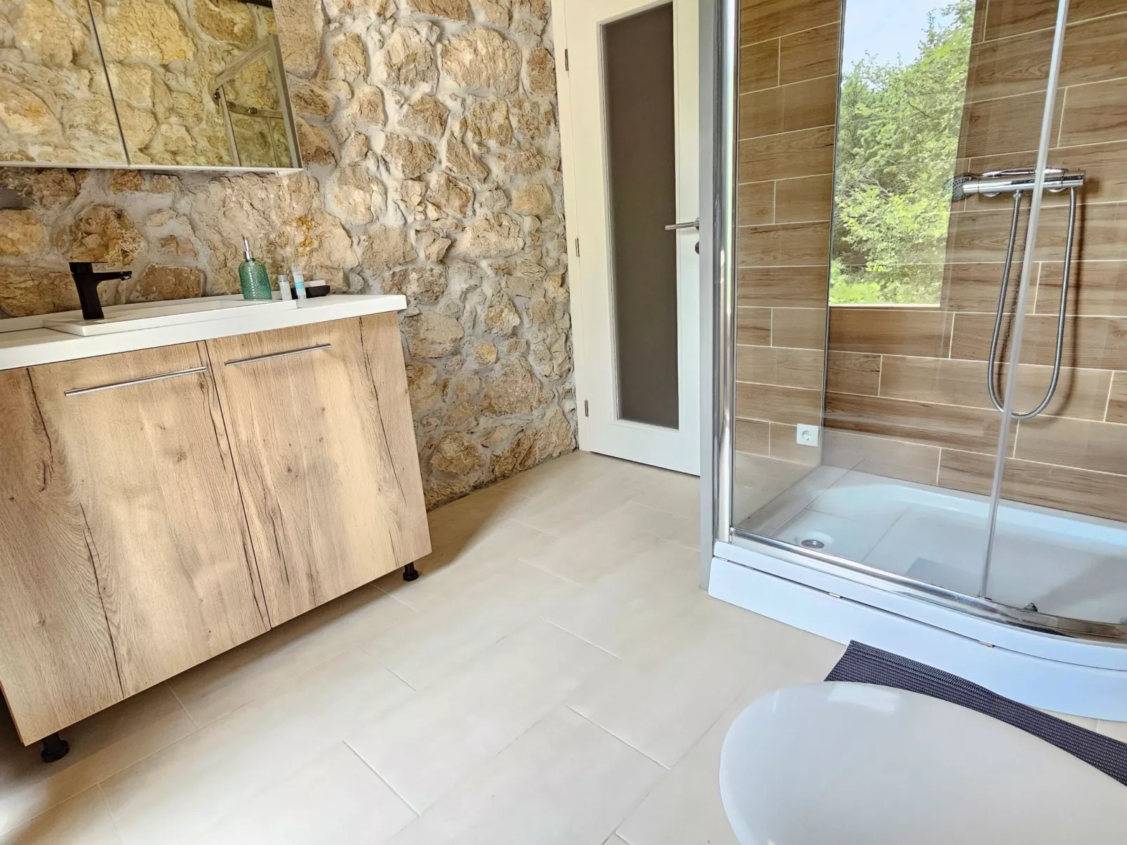 Steinhaus mit privatem Außenpool-Drinnen