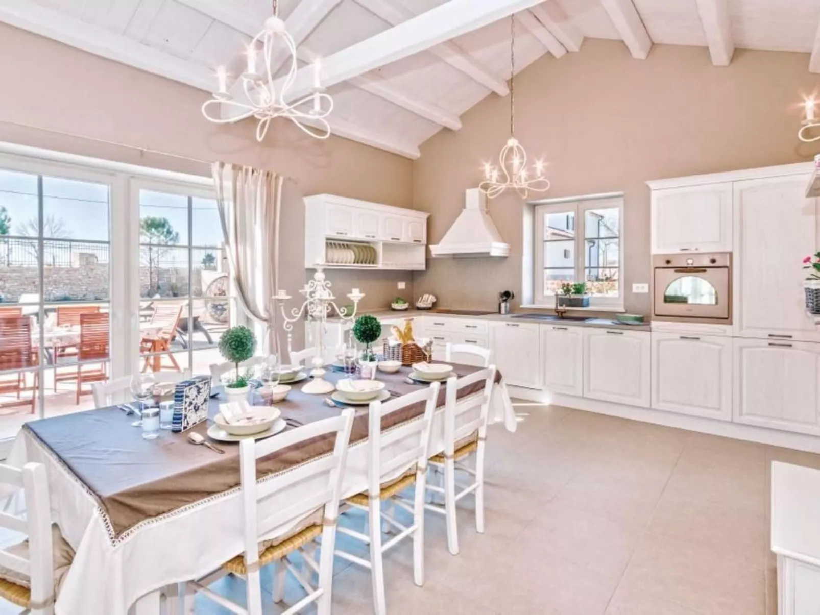 Mit Whirlpool und Sauna-Drinnen