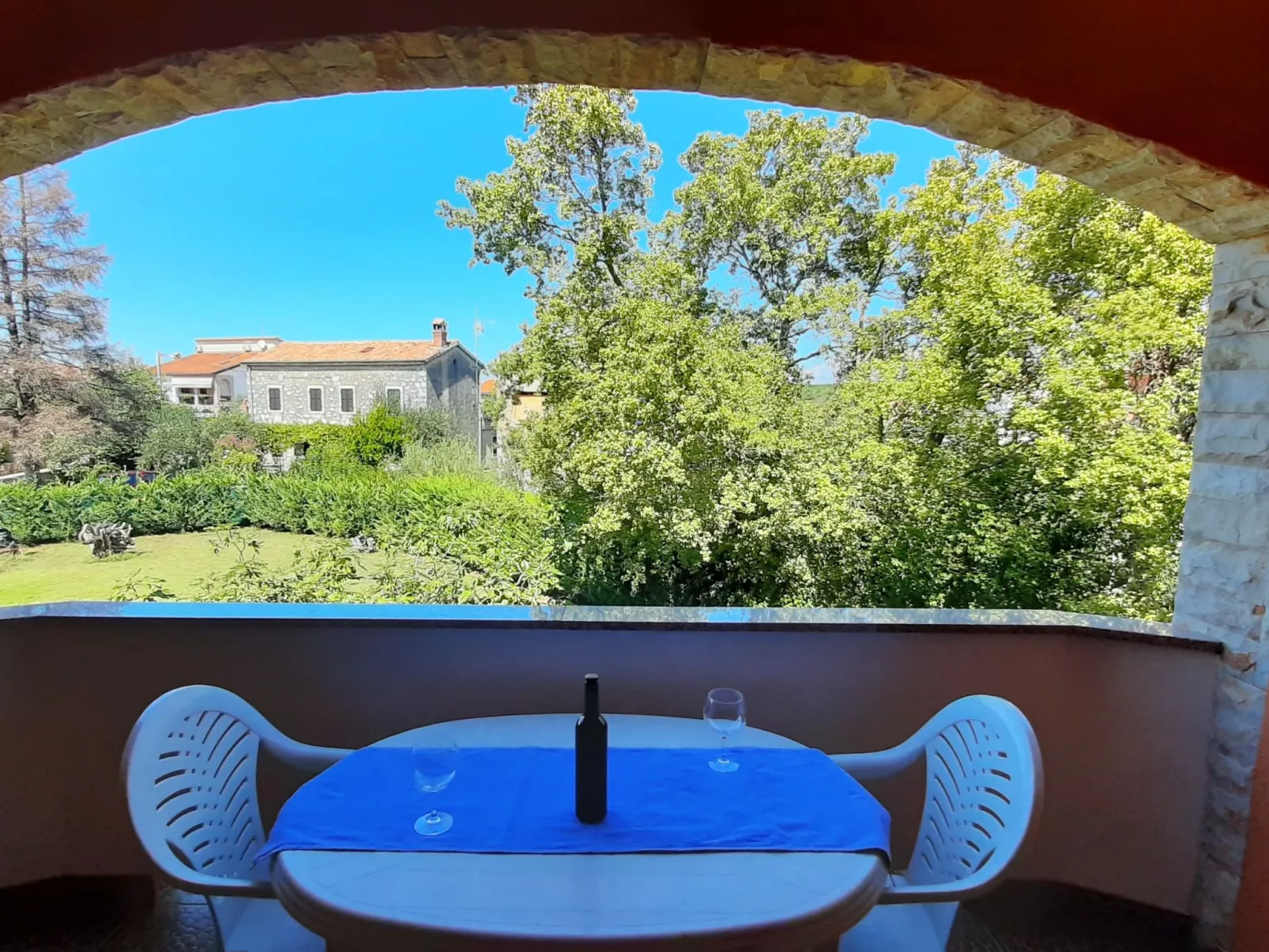 Villa Linet 5.-Draußen