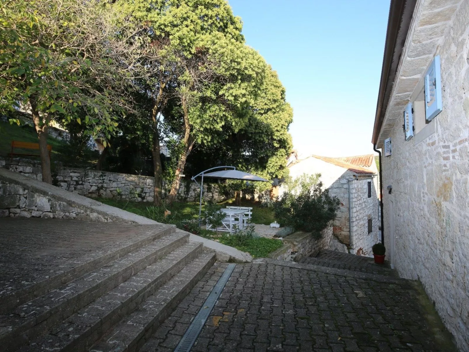 App Nirvana mit Garten in der Altstadt von Vrsar-Draußen