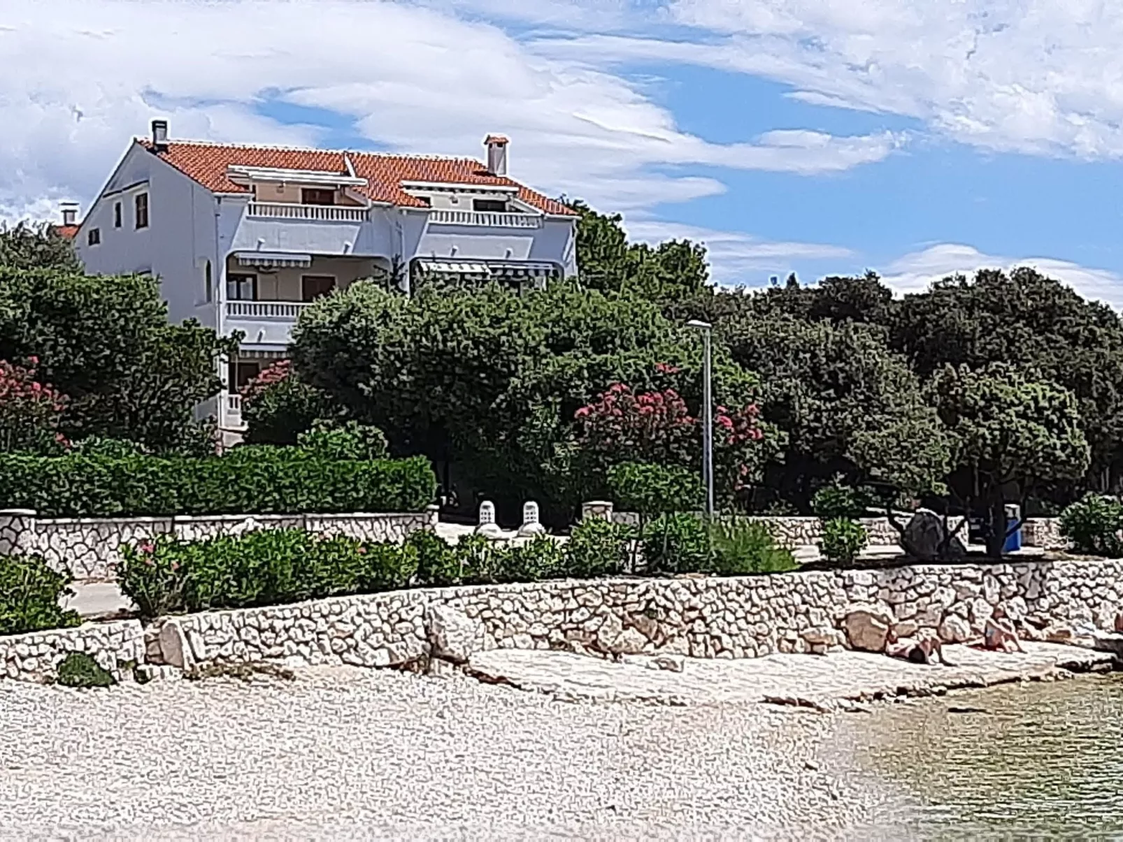 "Mia" mit Blick auf das Wasser-Draußen