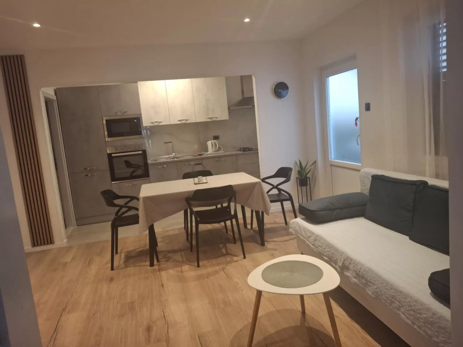 Mit Blick auf das Wasser-Drinnen