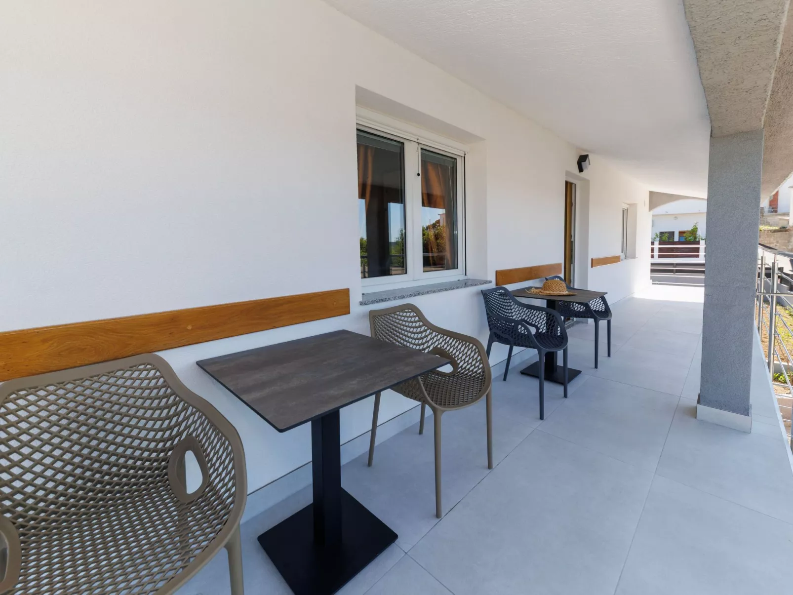 "Zara" mit Blick auf das Wasser-Dehors