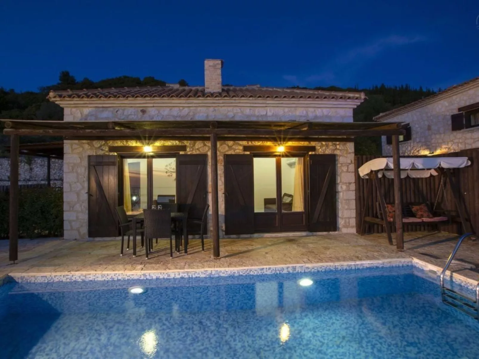 In Apollonii mit privatem Pool-Drinnen