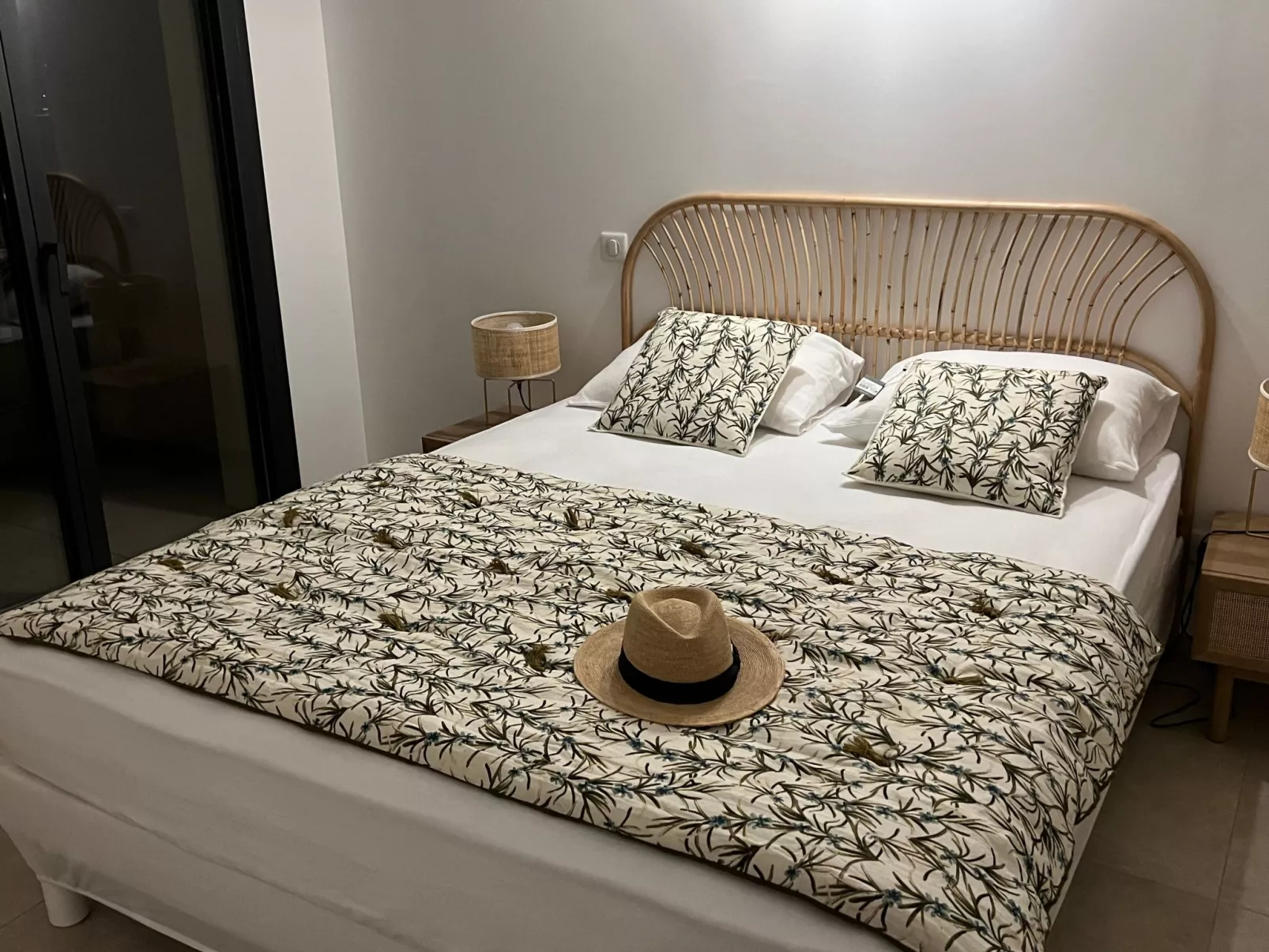 ISULA-RED_BEAUTIFUL_VIEW.-Drinnen