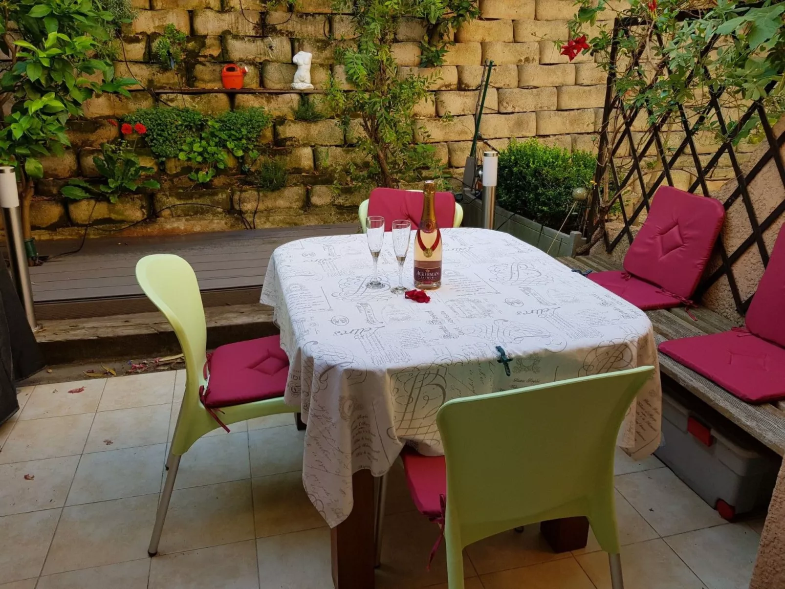 Anlage mit Tennisplatz und 3 Gemeinschaftspools-Image-tags.info