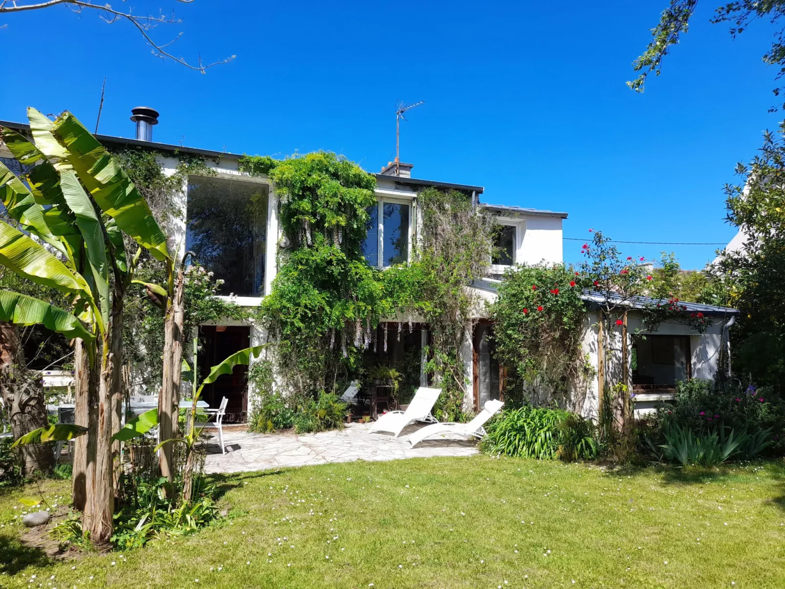 Großes Familienhaus mit schön angelegtem Garten-Dehors