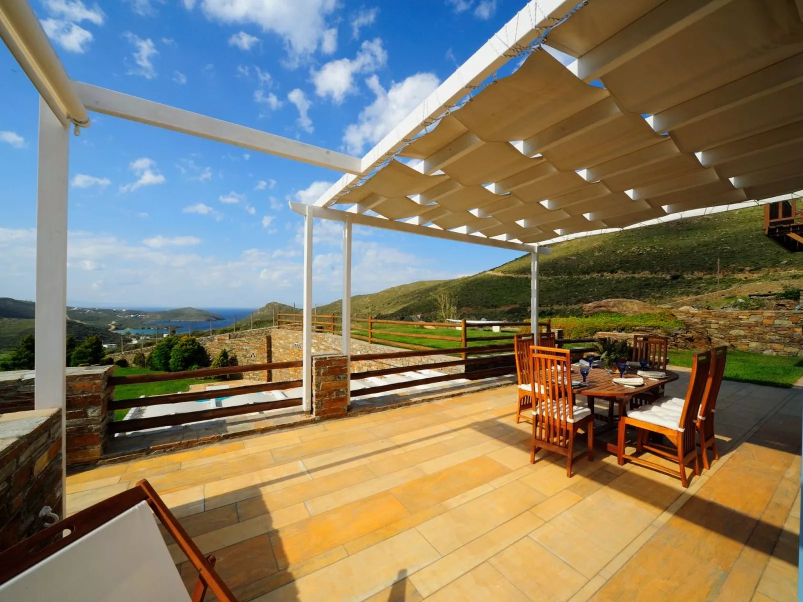 Villa mit Blick auf das Wasser-Dehors
