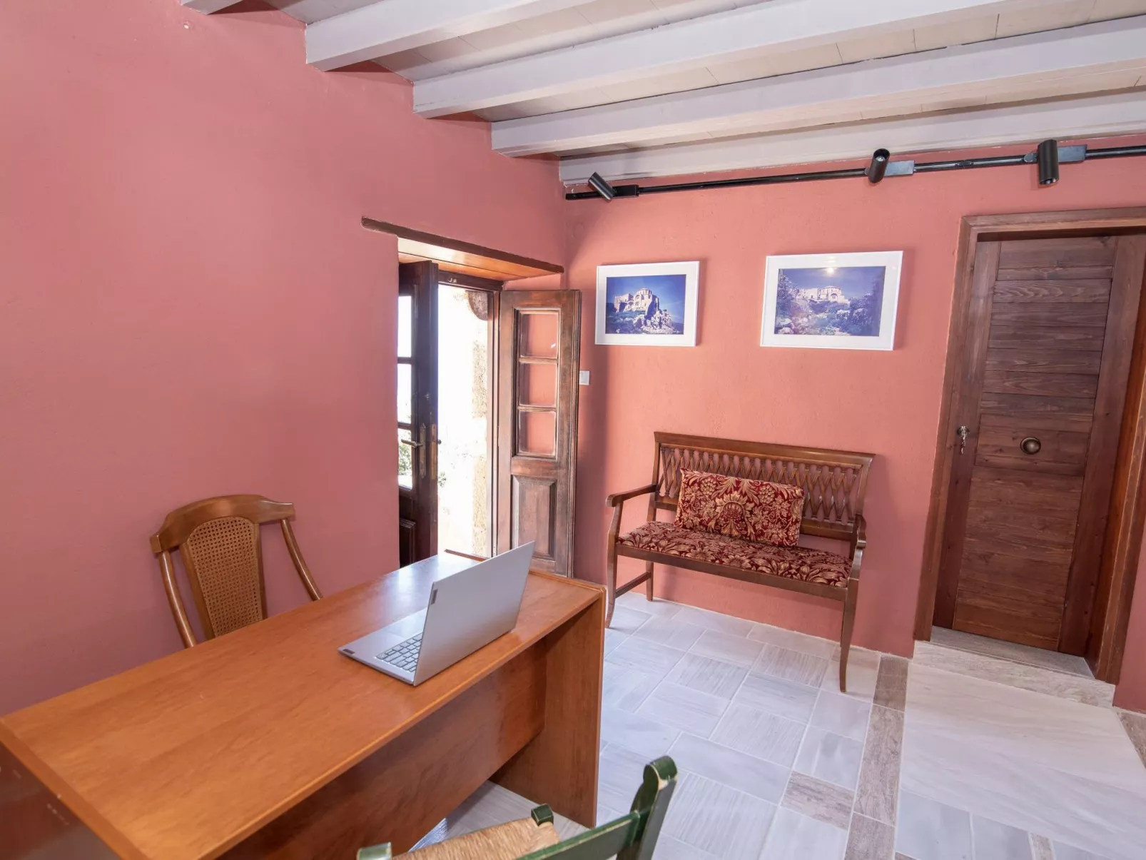 "Goulas" mit Blick auf das Wasser-Drinnen