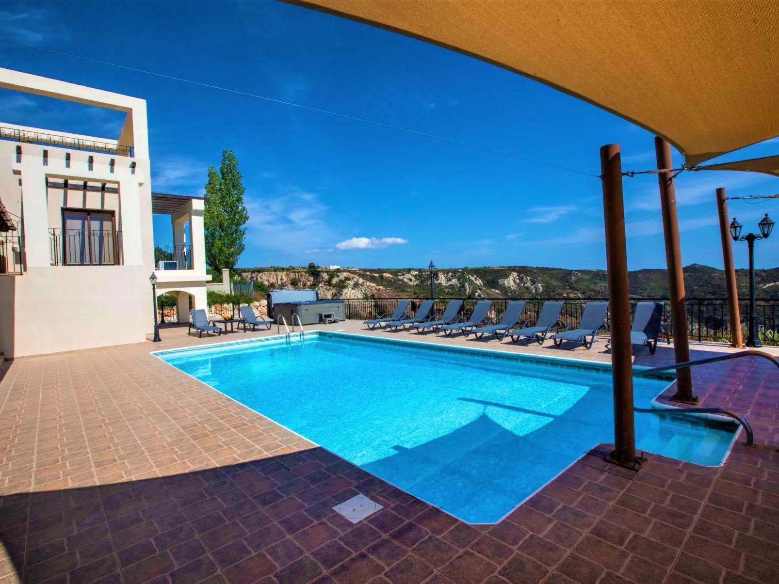 Villa mit Blick auf die Berge und Whirlpool-Image-tags.info