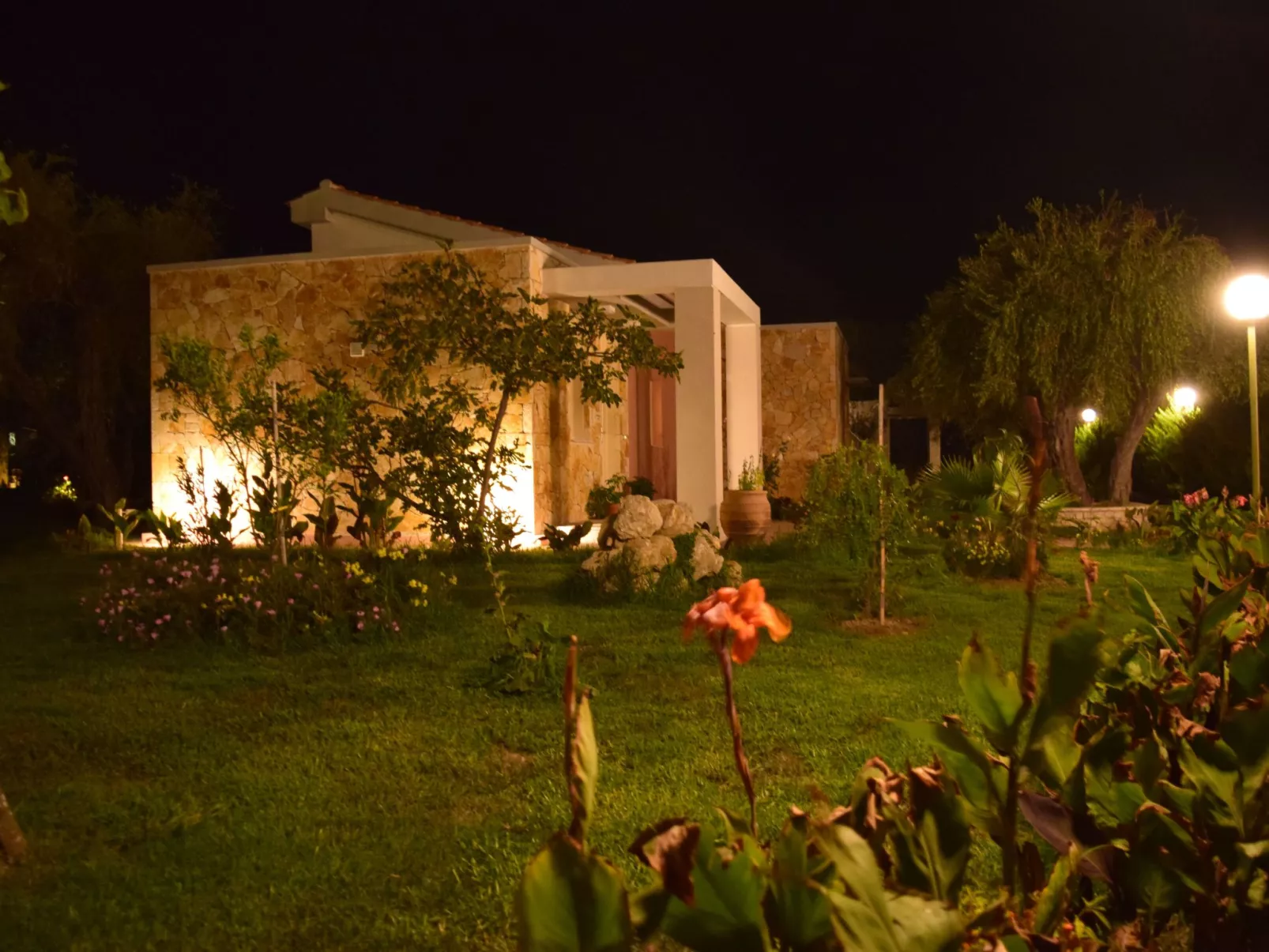 Villa Thalassa mit Schwimmbad und Garten-Draußen