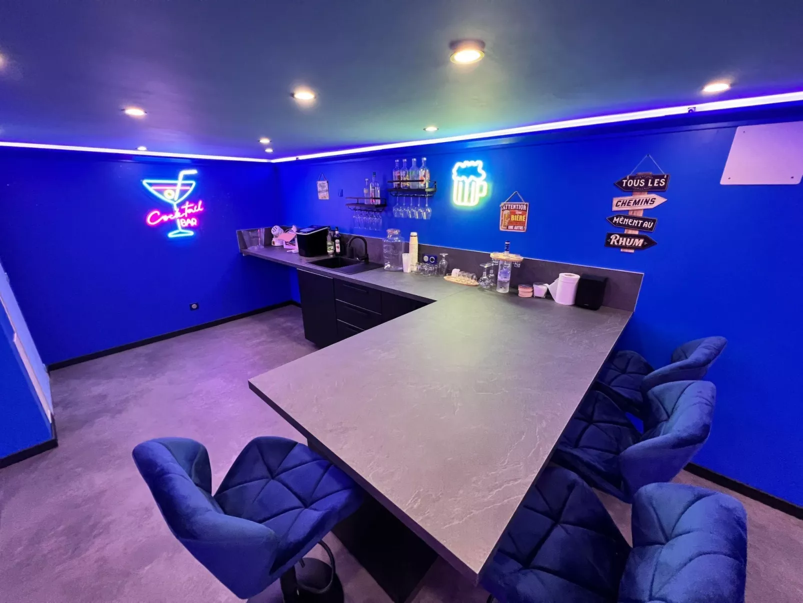 Mit eigenem Pool-Drinnen