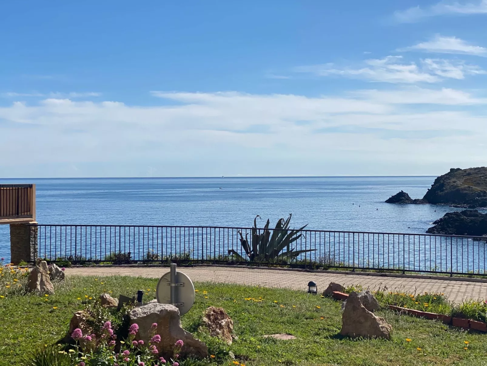 Mit Blick auf das Wasser-Outside