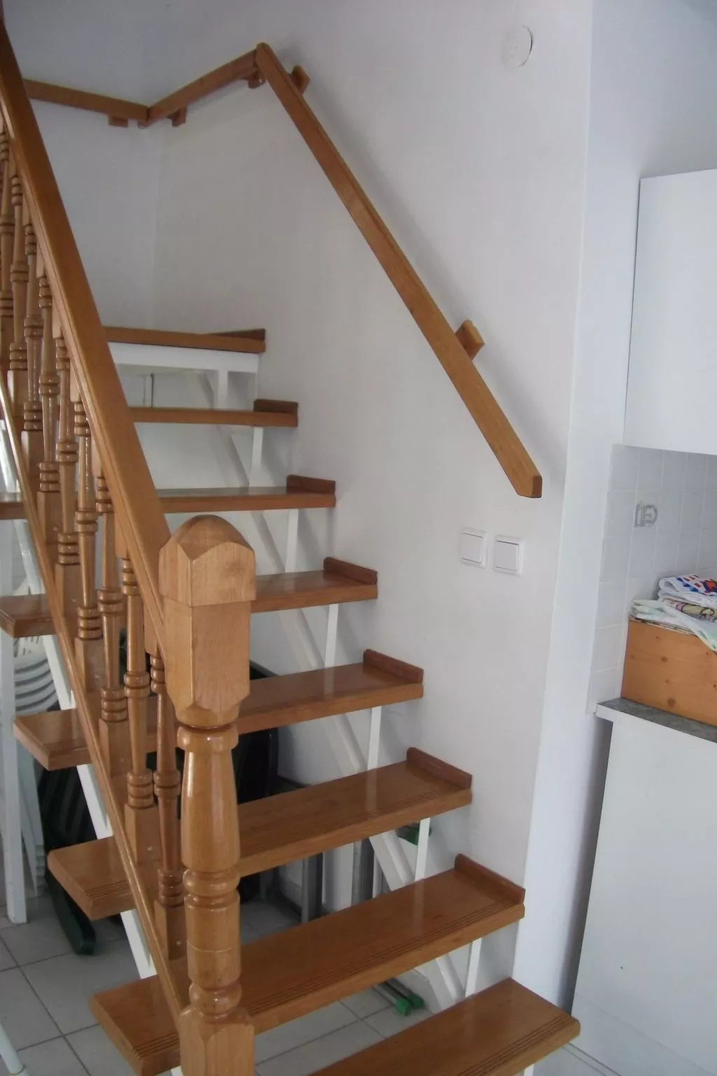 Mit Terrassen, Balkonen sowie Parkplatz-Dedans