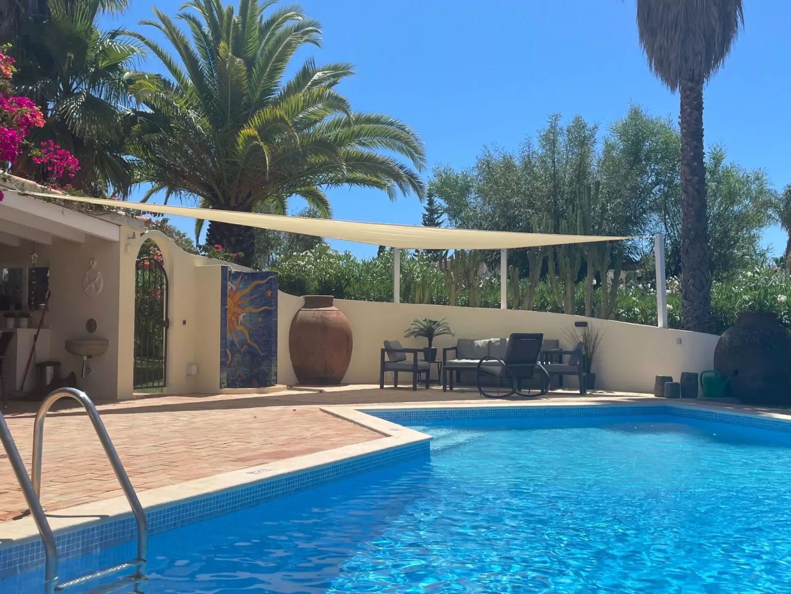 Luxuriöse Villa - Privater Pool und schöner Garten-Image-tags.info