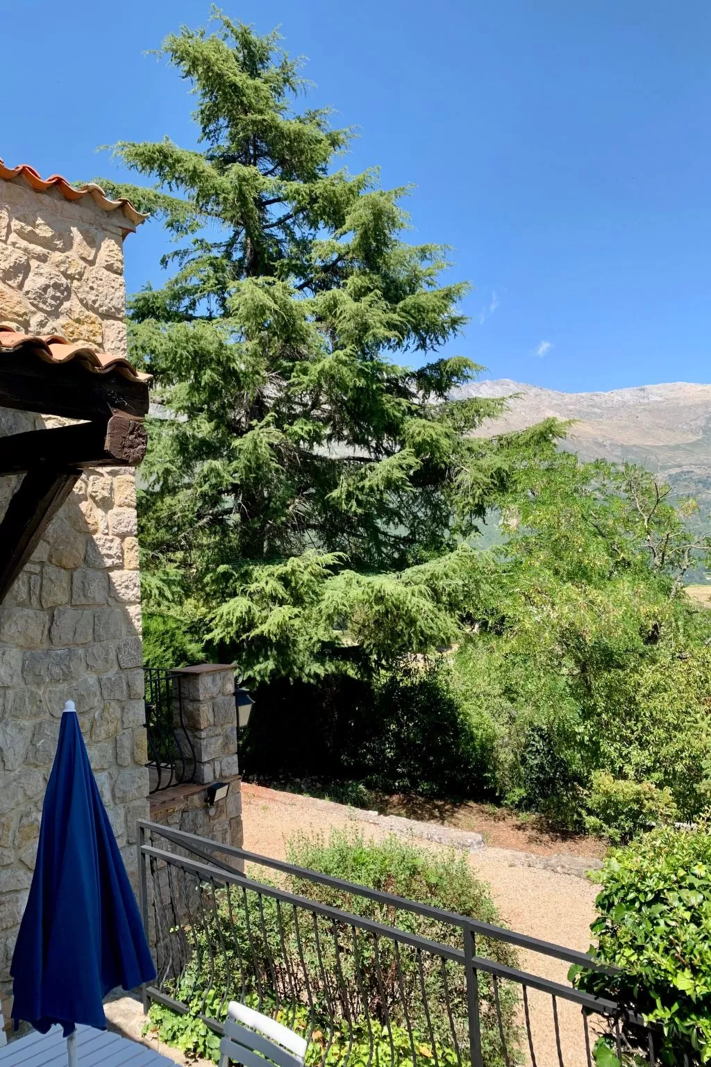 Steinhaus Garten und Blick auf die Berge-Outside