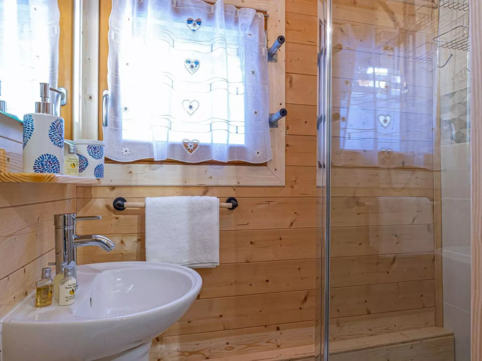 Erdgeschoss 110 m2 - 15 Personen - In der Nähe der Pisten-Drinnen