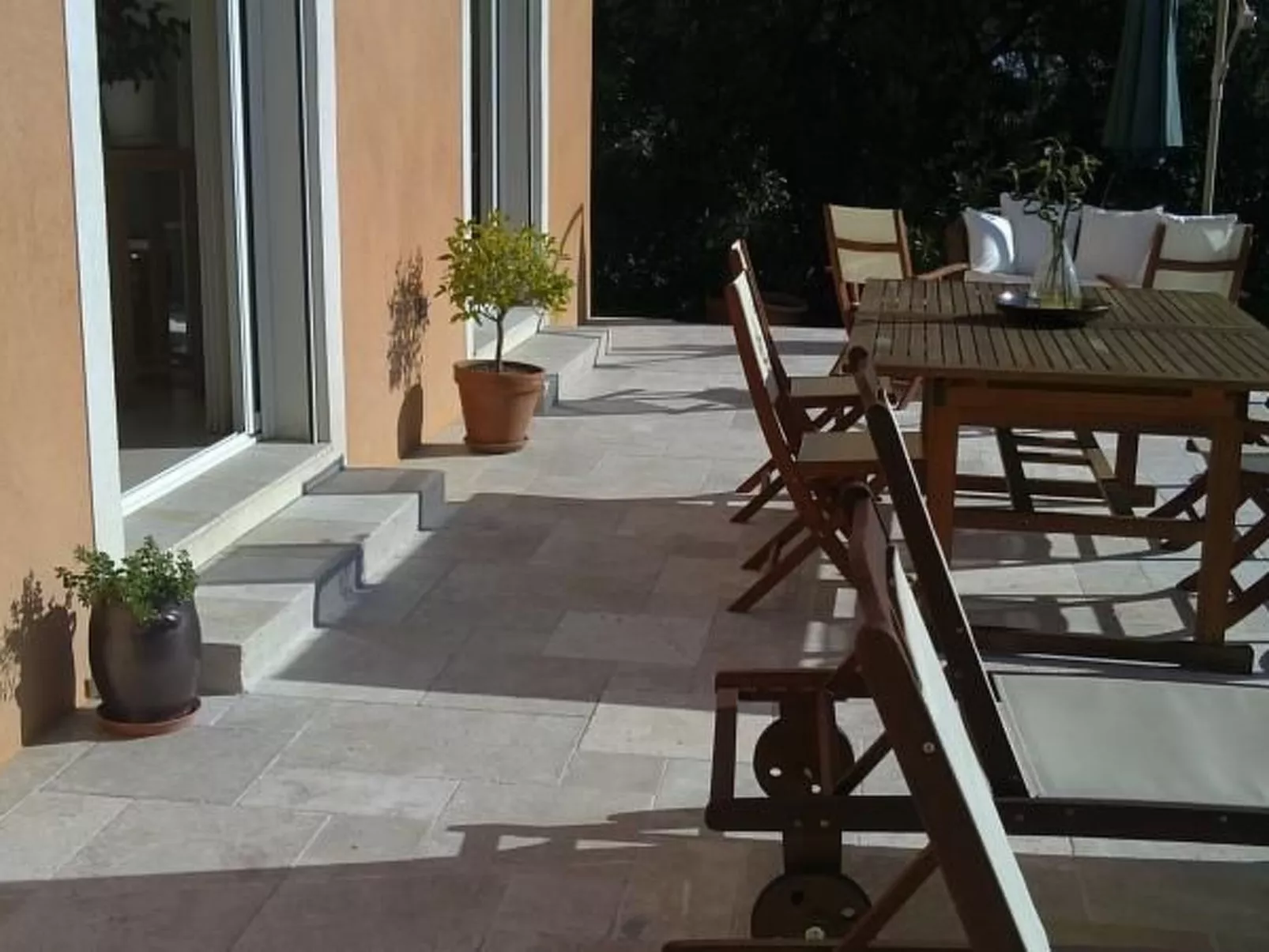 Freistehendes Haus mit großer Terrasse und Panoramablick auf die Landschaft-Draußen