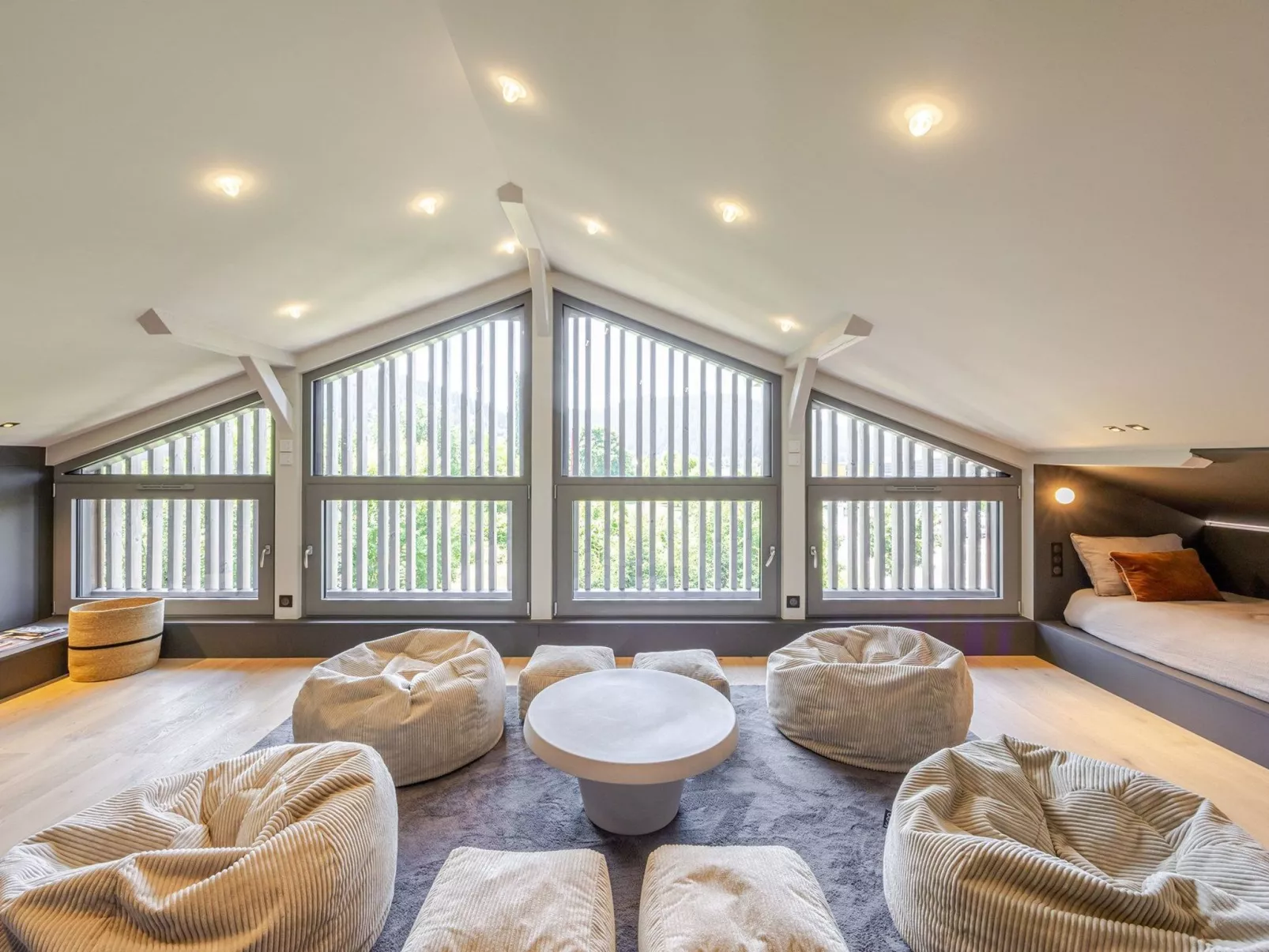 Loge aux Loups, Innenpool, Sauna, nahe am See-Image-tags.info