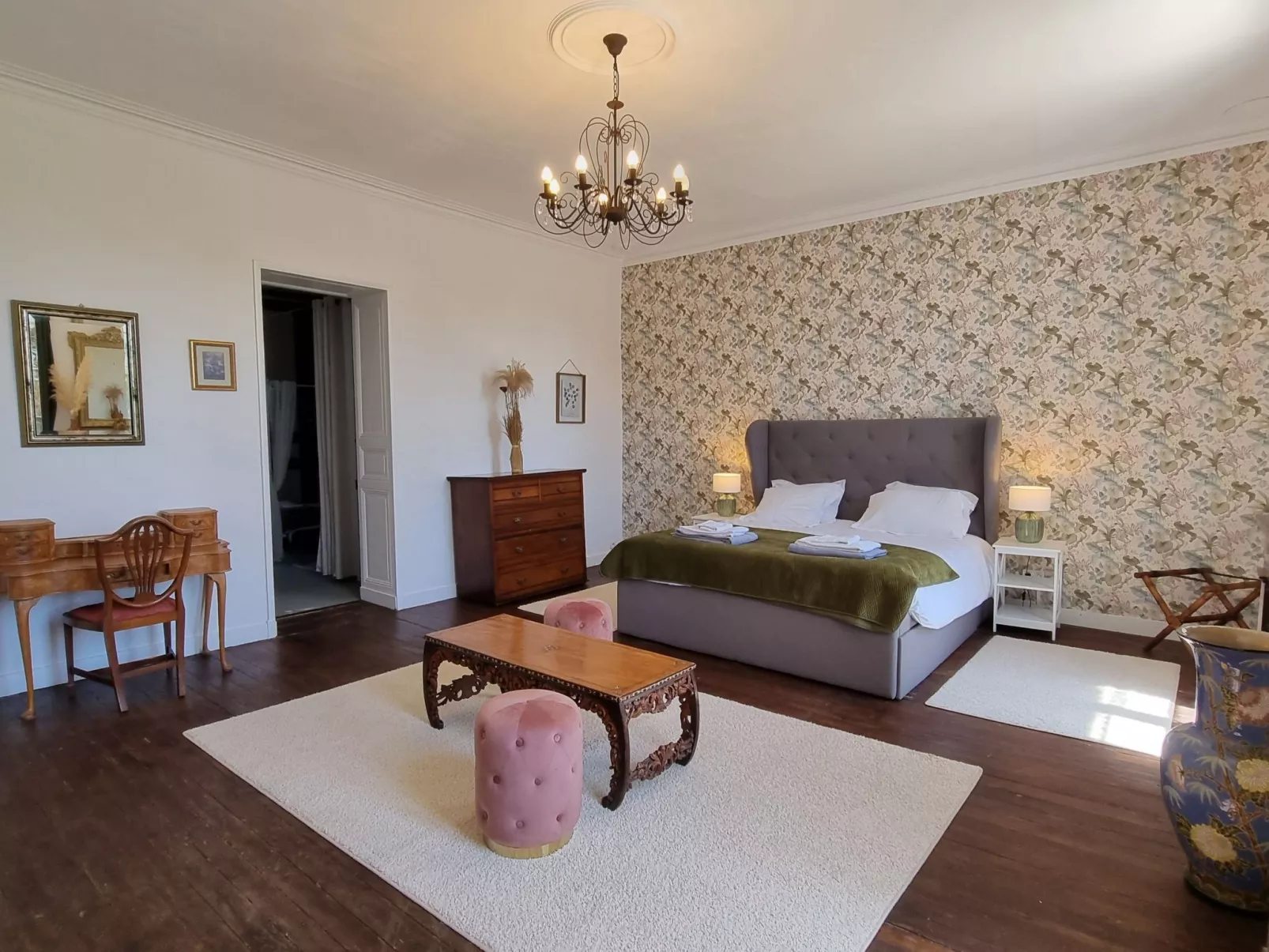 8-Zimmer-Schloss mit Pool und eigenem Park-Dedans