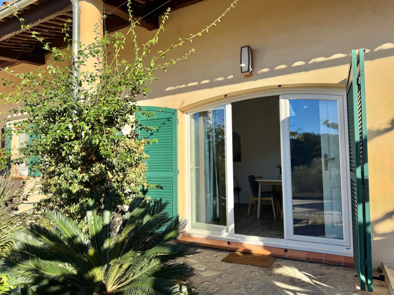 Im Herzen eines Weinguts, schattige Terrasse mit Meerblick, Pool - Draußen