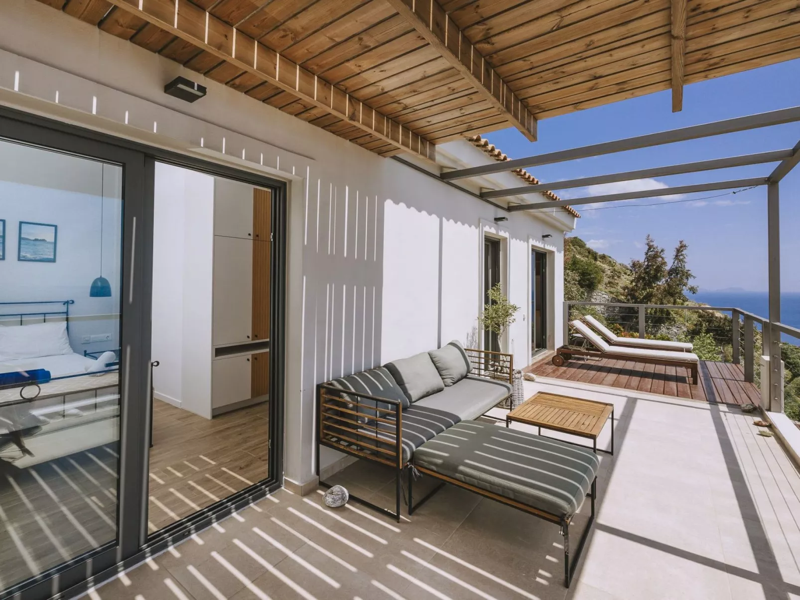 Villa Spiros ist eine renovierte Vermietung voll - Draußen