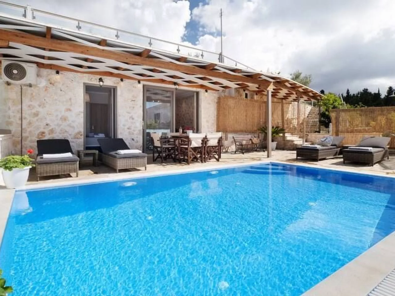 Villa Hrw mit privatem Pool-Inside