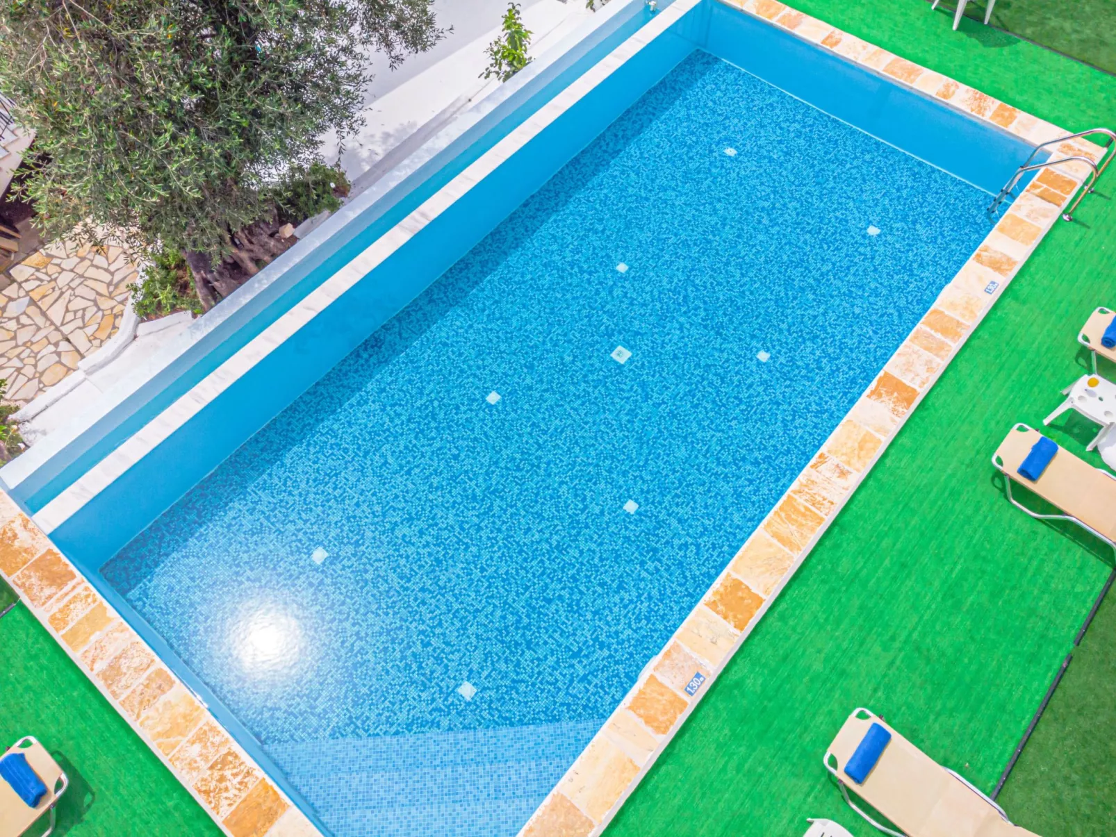 "Zeus" mit Infinity Pool-Draußen